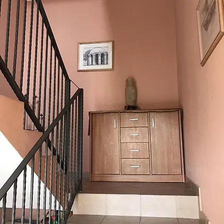 アパート In With Balcony, Air Conditioning, Wifi