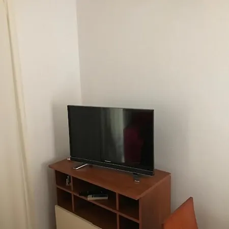 アパート In With Balcony, Air Conditioning, Wifi