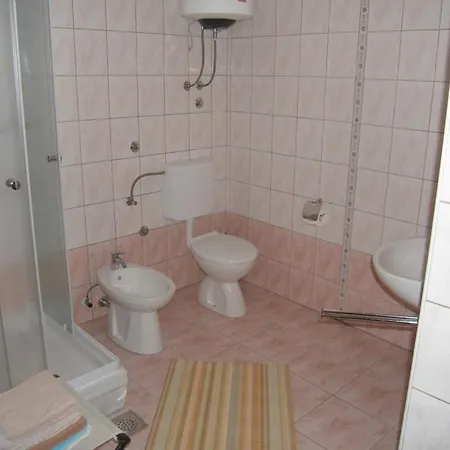 アパート In With Balcony, Air Conditioning, Wifi Sukošan