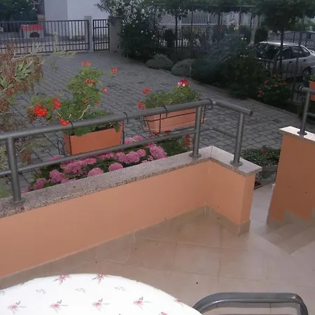 アパート In With Balcony, Air Conditioning, Wifi