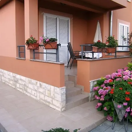 アパート In With Balcony, Air Conditioning, Wifi